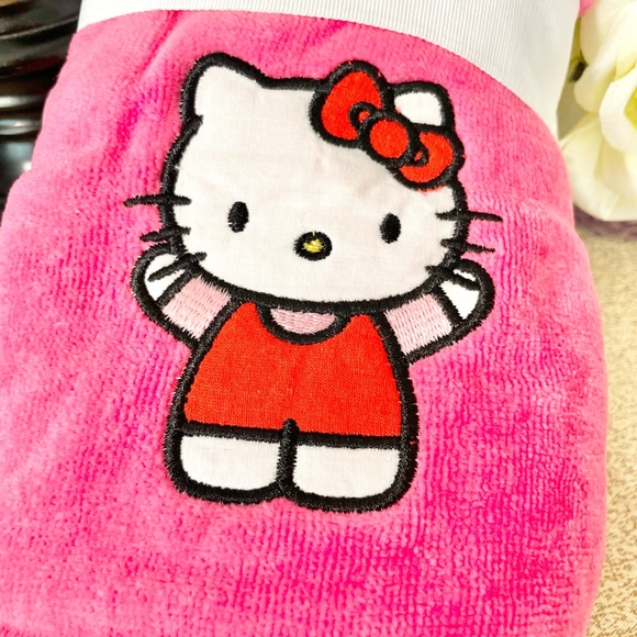 NWT Set of 2 HELLO KITTY Hand Towels - Picture 4 of 7